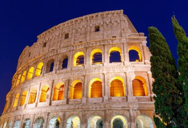 Roma. Günbatımı Coliseum'da.