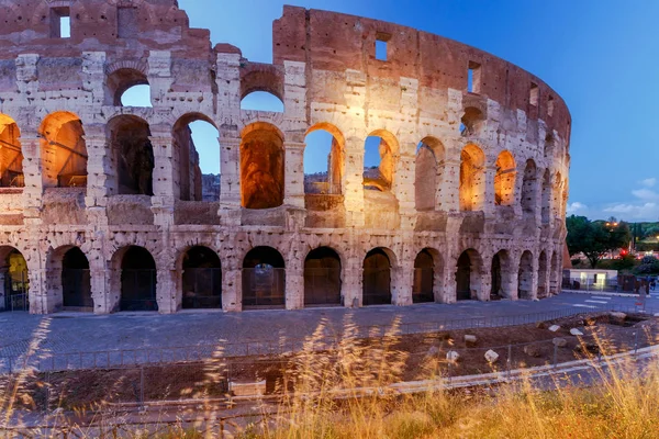 Roma. Coliseu ao pôr do sol . — Fotografia de Stock