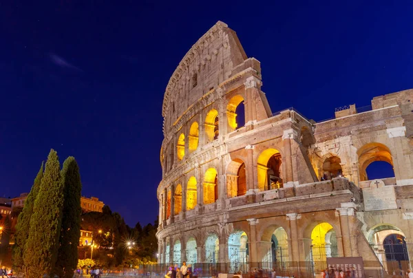 En Roma. Coliseo al atardecer . — Foto de Stock