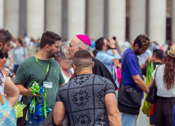 Catholic bishop among  tourist in the Vatican. — Stock Photo, Image