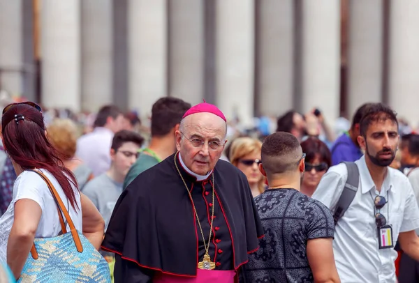 Évêque catholique parmi les touristes au Vatican . — Photo