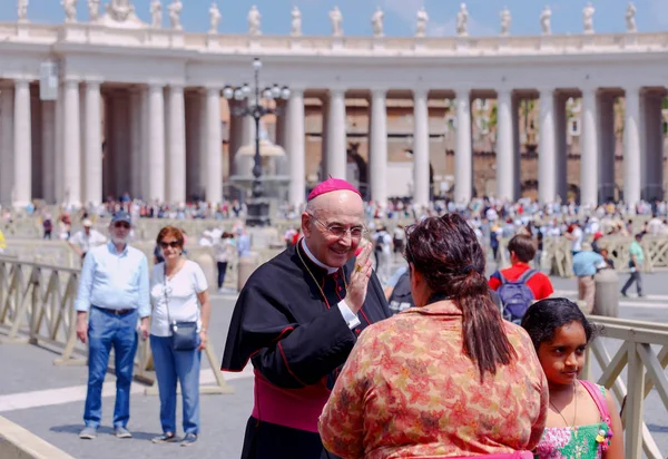Obispo católico entre los turistas en el Vaticano . —  Fotos de Stock