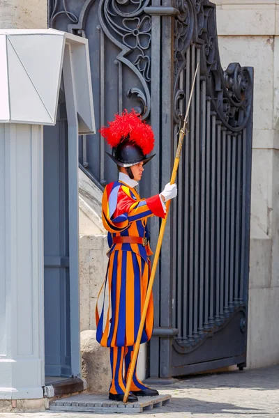 Rome. Vatican guardsman. — Stock Photo, Image