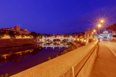 Roma. Tiber Nehri ve Saint Peters Katedrali.