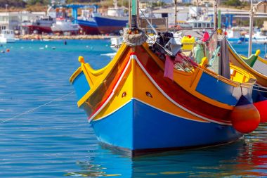 Malta. MARSAXLOKK. Geleneksel balıkçı tekneleri.
