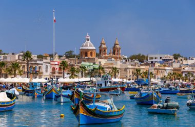 Malta. MARSAXLOKK. Geleneksel balıkçı tekneleri.
