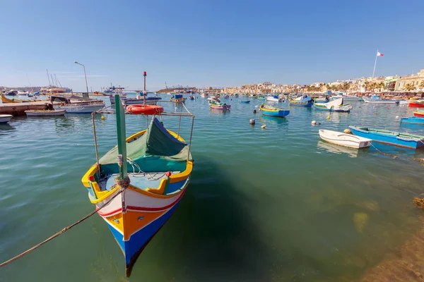 Malta. Marsaxlokk. Barcos de pesca tradicionais . — Fotografia de Stock