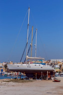 Malta. Tekneler sahilde.