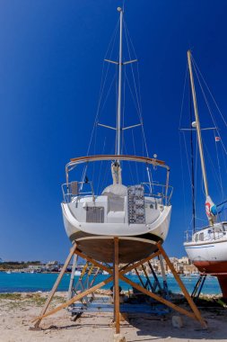 Malta. Tekneler sahilde.