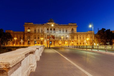 Roma. Adalet Sarayı ve Umberto Köprüsü.