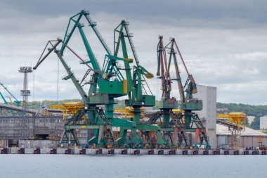 Gdynia. Deniz kargo bağlantı noktası.