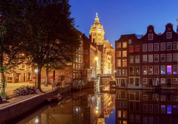Amszterdam. A házak, a csatorna mentén éjszakai látképe. — Stock Fotó