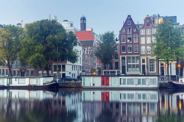 Amsterdam. Widok na kanał o świcie. — Zdjęcie stockowe