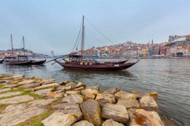 Porto. Şarap ulaşım için geleneksel tekneler.