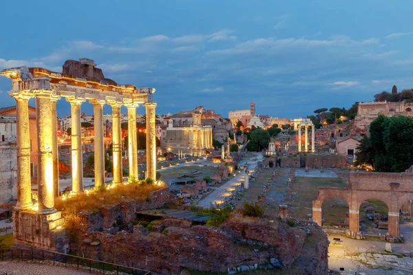 Řím. Římské fórum při západu slunce. — Stock fotografie