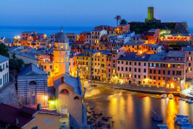 Vernazza. Eski liman gece.