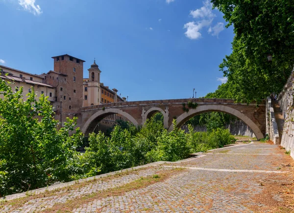 Roma. L'isola Tiberin . — Foto Stock