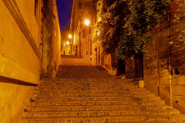로마입니다. 밤에는 계단으로 오래 된 거리. — 스톡 사진