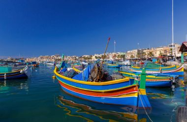 Malta. MARSAXLOKK. Geleneksel balıkçı tekneleri.