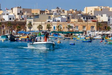 Malta. MARSAXLOKK. Geleneksel balıkçı tekneleri.