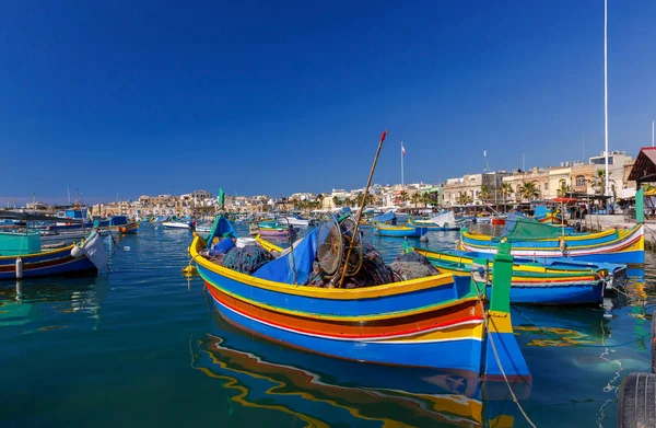 Malta. Marsaxlokk. Barcos de pesca tradicionais . — Fotografia de Stock