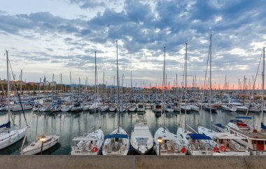 Barcelona. Yat ve tekne şafakta Olimpiyat liman.