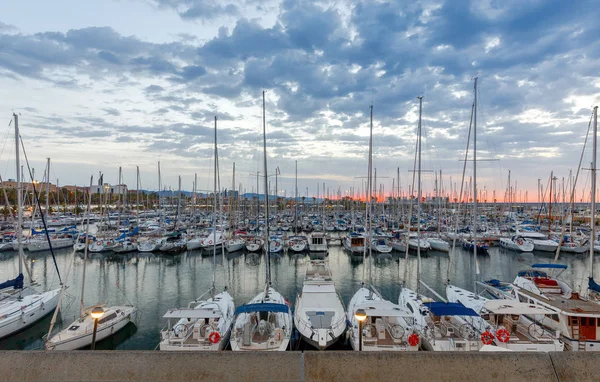 Barcelona. Jachty a lodě v přístavu port Olímpic za svítání. — Stock fotografie