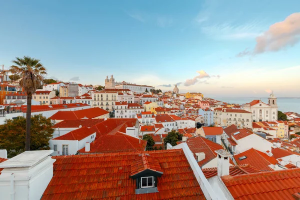 Lissabon. Luchtfoto van de stad op de zonsondergang. — Stockfoto