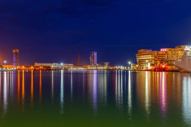 Barcelona. Liman gece.