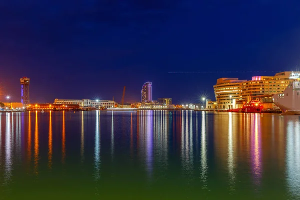 Barcelona. Liman gece.