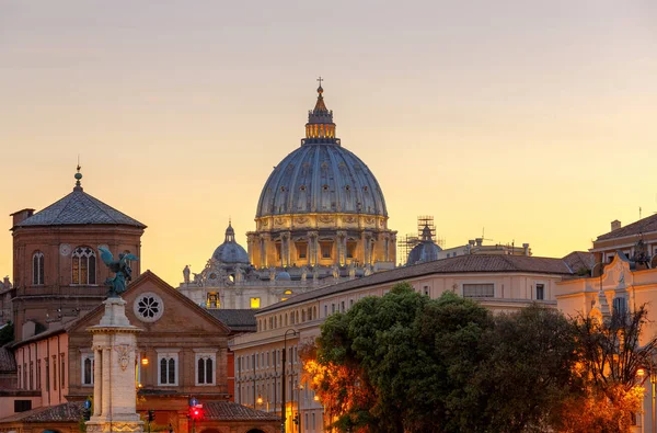 Roma. Cattedrale di San Pietro al tramonto . — Foto Stock
