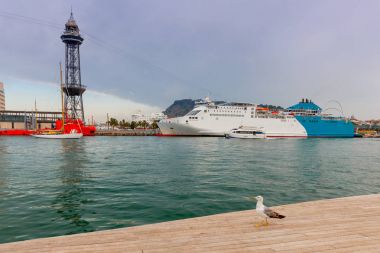 Barcelona. Seaport gün batımında.