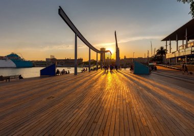 Barcelona. Seaport gün batımında.