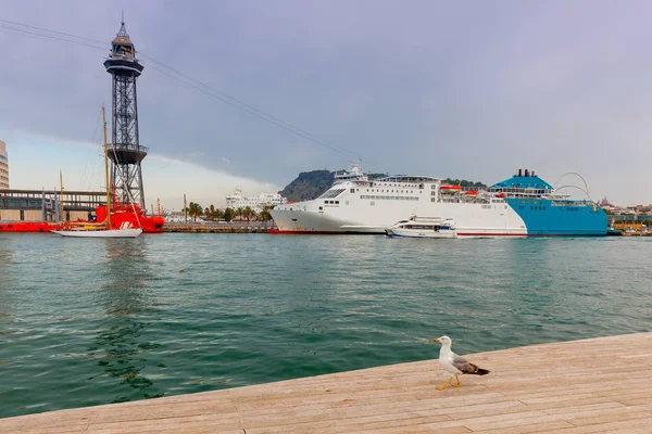 Barcelona. Seehafen bei Sonnenuntergang. — Stockfoto