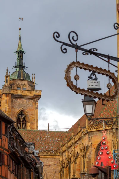 Город Кольмар украшен к Рождеству . — стоковое фото
