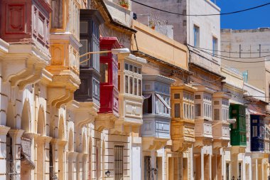 Valletta. Evlerin duvarları üzerinde geleneksel balkon.