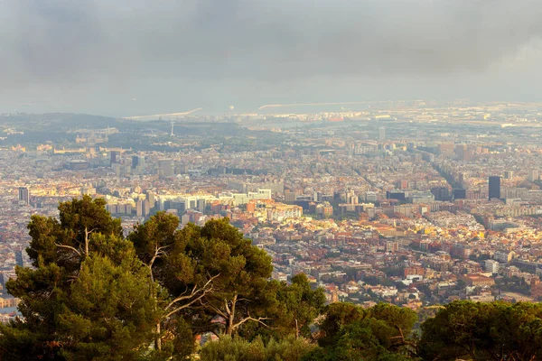 Barcelona. Şehrin havadan görünümü.