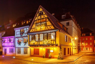 Noel arifesinde şehir Colmar Fransız.