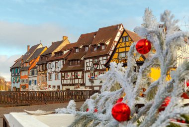 Colmar. Eski yarı ahşap evleri.