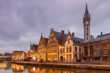 Gent. Eski şehir gece görüntüsü.
