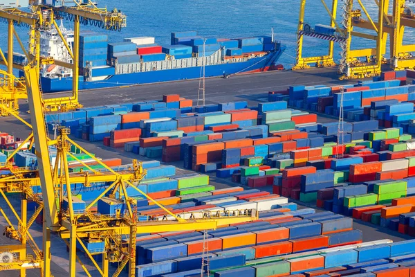 Barcelona. Kargo liman görünümünü.