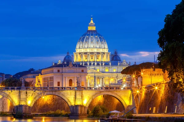 Rome. The Tiber River and Saint Peter's Cathedral. — Stock Photo, Image