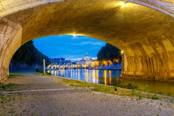 Rome. The city embankment. — Stock Photo, Image