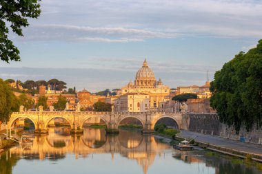 Roma. Şafakta Saint Peter's Cathedral.