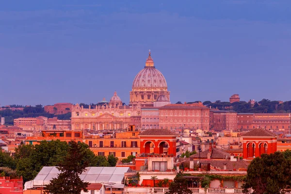 En Roma. Catedral de San Pedro al amanecer . — Foto de Stock