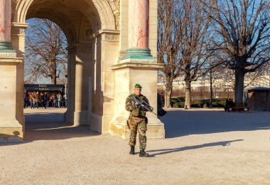 Paris. Tuileries bahçesinde devriye.