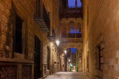 Barcelona. İç geçiriyor Şafakta Köprü.