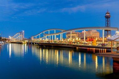 Barcelona. Seaport gün batımında.