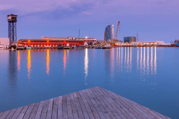 Barcelona. Seaport gün batımında.