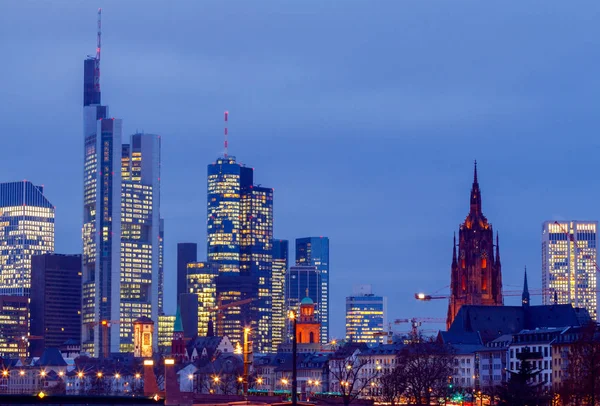 Frankfurt am Main. Visa av affärscentret staden vid solnedgången. — Stockfoto